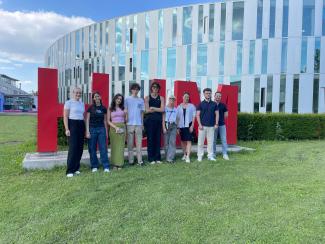 Gruppenbild vor dem Gebäude der Hochschule der Medien